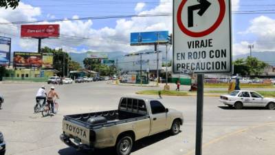 En la 7 calle, avenida Circunvalación, se puede girar a la derecha con el semáforo en rojo.