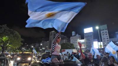 Argentina toma el nombre de su ubicación geográfica a orillas del Río de la Plata, famoso entre los exploradores del siglo XVI como vía de tránsito en el Virreinato del Perú. Proviene del término latín argentum, que significa plata.