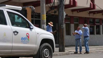 Empresa Energía Honduras realizando trabajos en la capital industrial. Foto archivo/referencial.