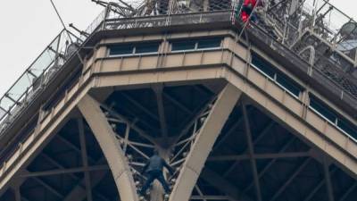 Bomberos intentan rescatar al hombre que escaló la torre Eiffel./AFP.