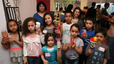 La hondureña María Turcios junto a sus nietos en un acto en beneficio de la comunidad.