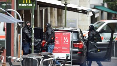 La policía suiza es vista en el casco antiguo de Schaffhausen.