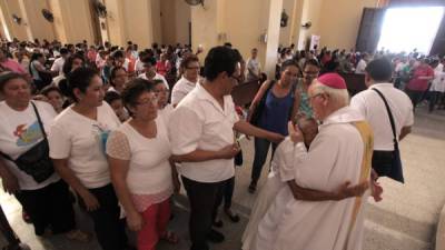 Una católica de la tercera edad abraza a monseñor Ángel Garachana al final de la ceremonia.