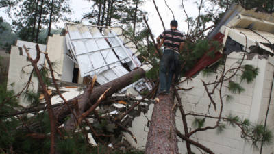 En Danlí, El Paraíso, una fuerte tormenta acompañada de vientos huracanados y granizos causó destrozos antenoche.
