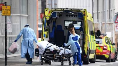 Personal médico traslada a un paciente con coronavirus. Foto: AFP