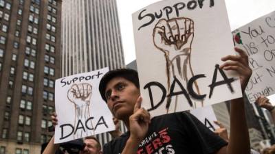 Simpatizantes se congregaron en la Grand Army Plaza en Manhattan (NY) para protestar contra la derogación de DACA, anunciado este martes por el gobierno de Trump.