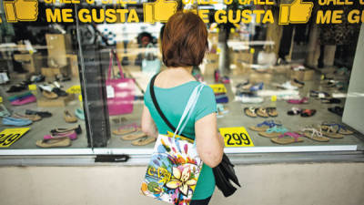 Las tiendas en Buenos Aires han subido sus precios desde que el gobierno comenzó a restringir el acceso a los dólares.