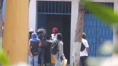 Las fotografías muestran a miembros del partido Libertad y Refundación (Libre) incendiando la sede del Partido Nacional, dijo Gladys Aurora López.