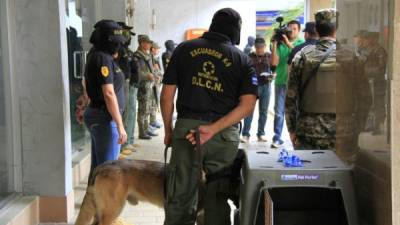 Agentes de la DNLC resguardan Banco Continental en Novaprisa, San Pedro Sula.