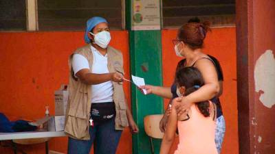 En la jornada de salud en la escuela Presentación Centeno del barrio Cabañas se atendieron unas 400 personas entre vacunación contra el covid-19 y atenciones médicas. FOTOS Cortesía: Carlos Hernández.