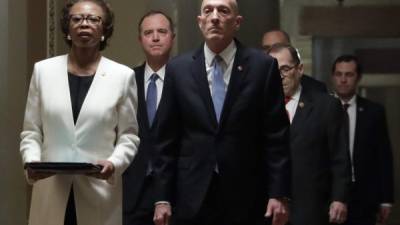 Los fiscales demócratas del juicio político contra Trump entregaron la acusación al Senado./AFP.