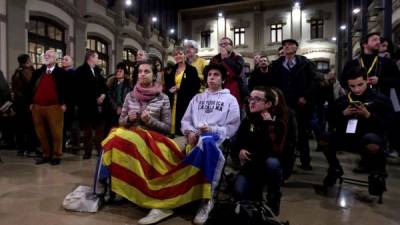 Los españoles están atentos al seguimiento de las elecciones.
