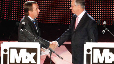 El presidente de Televisa, Emilio Azcárraga Jean, junto con Ricardo Salinas Pliego, propietario de Grupo Salinas.