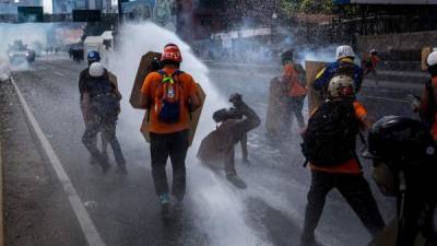 Manifestantes se enfrentan con la policía durante una marcha antigubernamental, este 18 de mayo de 2017, en Caracas (Venezuela).EFE