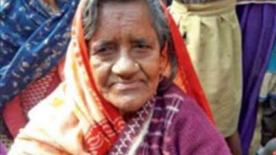 La mujer, hoy de 82 años, logró reunirse con miembros de su familia.