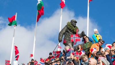 This picture taken on March 18, 2017 in Oslo shows people waving Norwegian flags during the Biathlon World Cup Holmenkollen Ski Arena. / AFP PHOTO / NTB Scanpix / Heiko JUNGE / Norway OUT