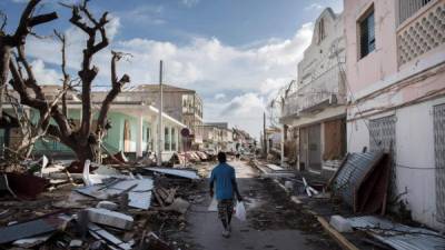 Un hombre camina entre los escombros del lado francés de San Martín que dejó el huracán Irma.