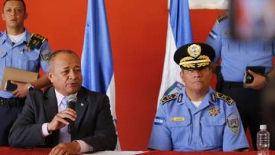 Las autoridades de Seguridad no aclararon si el director de la Policía Nacional, Félix Villanueva (derecha), sigue en el cargo o será suspendido. En la foto de archivo junto al ministro Julián Pacheco.