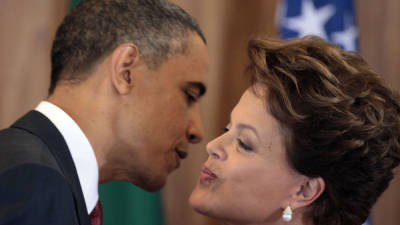 El presidente Barack Obama saluda a su homóloga de Brasil, Dilma Rousseff el pasado 19 de marzo del 2011. AFP