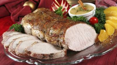 Puede acompañar el cerdo con una ensalda verde, verduras y un carbohidrato pude ser puré de papas o arroz navideño.