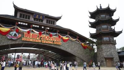 El grupo Wanda, del magnate chino Wang Jianlin, inauguró hoy en el sureste de China el primero de los veinte parques temáticos con los que pretende superar a Disney como referente mundial de este sector. EFE