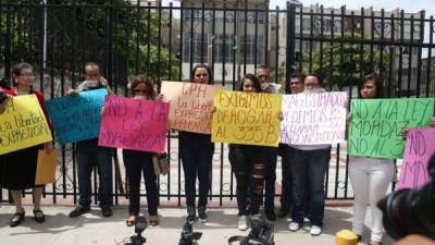 Periodistas durante el plantón frenta a la Corte para que se declare inconstitucional el 335-B del Código Penal.