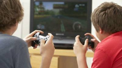 Dedicar más de nueve horas a la semana a los videojuegos puede tener efectos perjudiciales en los niños.