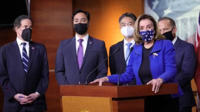 La líder demócrata, Nancy Pelosi, junto a legisladores en el Congreso./AFP.