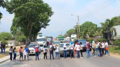 Los jóvenes impiden el paso de los vehículos en el bulevar del norte frente a lacolonia Fesitranh. Fotos: Jorge Monzón.