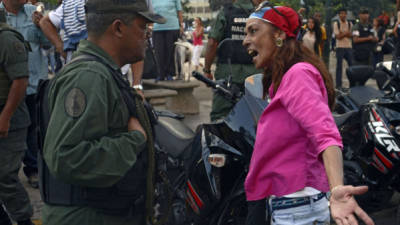 Más de un millar de personas, la mayoría vecinos de la Plaza Altamira y del centro del municipio opositor de Chacao, epicentro de protestas en Caracas, se manifestaron pacíficamente la noche del lunes contra el despliegue de fuerzas de seguridad para evitar bloqueos callejeros.