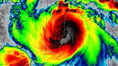 El ojo del huracán se desplazará por la costa del Pacífico de El Salvador y Honduras.