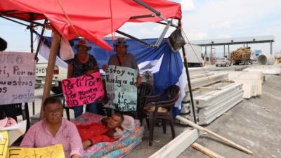Un grupo de progreseños mantiene huelga de hambre en el lugar para que paren el peaje. Foto Efraín V. Molina.