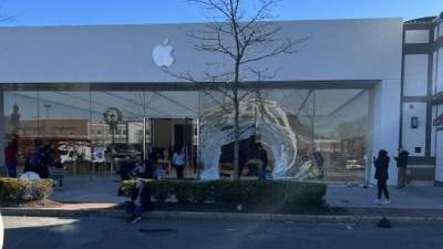 Al menos 16 personas resultaron heridas en el incidente registrado este lunes en una tienda de Apple en EEUU.