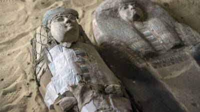 A pocos kilómetros al sur de las pirámides de Keops, Kefrén y Micerinos, una misión arqueológica egipcia ha descubierto tres nuevas tumbas en el desierto de Guiza, entre las que se encuentra una que comparten dos sacerdotes de hace más de 4,400 años.