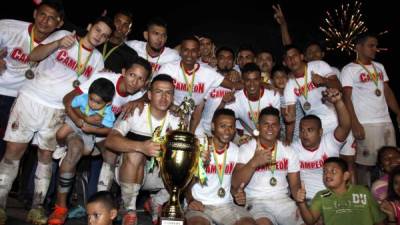 El equipo Discua Nicolás posando con la copa de campeones de la Liga Mayor de Honduras. Foto Neptalí Romero