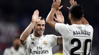 Gareth Bale celebrando su gol con Marco Asensio, quien le dio la asistencia. Foto AFP