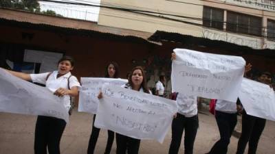 Alumnos del instituto Carlos Roberto Flores de Tegucigalpa protestaron en contra de la alfabetización y su obligatoriedad para poder graduarse.