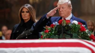 Trump y Melania dedicaron un reverente saludo al fallecido expresidente George Bush./AFP.