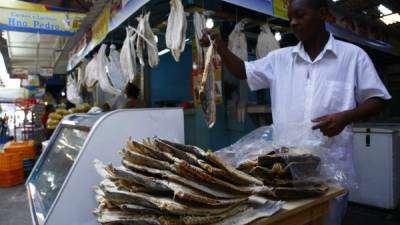 Pese a la escasez de mariscos, en los mercados hay mucha demanda de pescado seco, pero los sampedranos no lo están consumiendo.