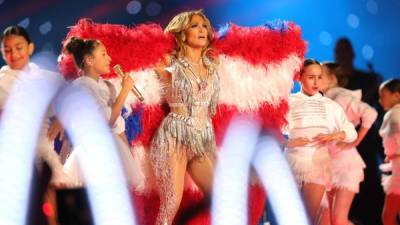 Emme Maribel, hija de Jennifer López y Marc Anthony, cantó junto a su madre y Shakira en el show de medio tiempo del Super Bowl./AFP.