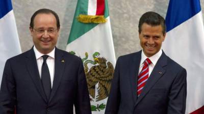 El presidente de México, Enrique Peña Nieto, -derecha- y mandatario francés , Francois Hollande, firmaron documentos y hablaron con los medios de comunicación.NOTIMEX/FOTO/CARLOS PEREDA MCIÃO/CPM/