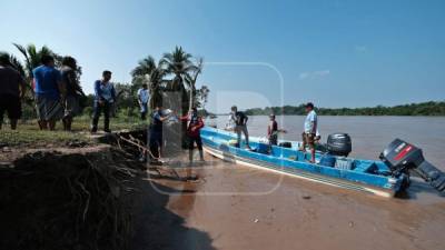 Pobladores de las aldeas de la Barra de Chamelecón recibieron ayer una donación de alimentos de parte del sector empresarial del país, que les fue entregada por miembros de la organización Pesca de Orilla 504.