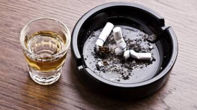Los fumadores bajen su consumo de alcohol cuando intentan dejar de fumar para reducir el riesgo de recaída.
