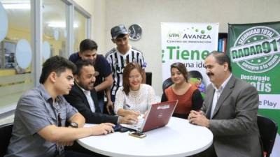 Los jóvenes han organizado un grupo que cuenta con publicistas, programadores, diseñadores, administradores, entre otros. Foto: Franklyn muñoz