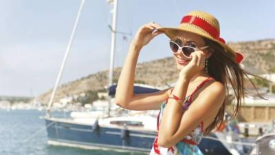 Use sombrero, lentes y ropa fresca para protegerse de los efectos de los rayos solares sobre la piel.