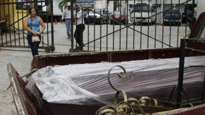 Un ataúd en la morgue de San Pedro Sula que contiene el cadáver de una joven sampedrana que falleció a causa de una bala perdida durante un tiroteo. Foto de archivo.