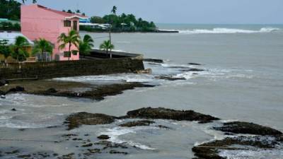 La marea en Puerto Limón se ha incrementado en las últimas horas. AFP.