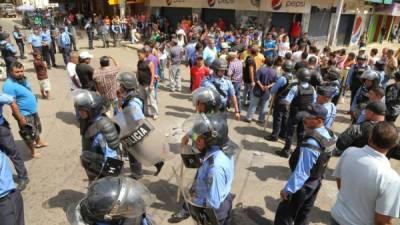 El centro de San Pedro Sula fue resguardado por la protesta de los vendedores desalojados en la madrugada de la 2 avenida.