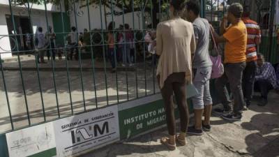 Decenas de migrantes cubanos quedaron atrapados en México ante el cierre repentino de la política migratoria.