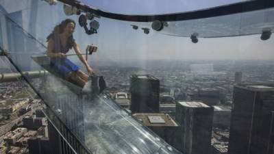 Una mujer se desliza por la Skyslide. Foto AFP